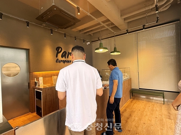 파셀 샌드위치바에서 샌드위치를 사기위해 기다리는 손님들 (사진=김해인 기자)