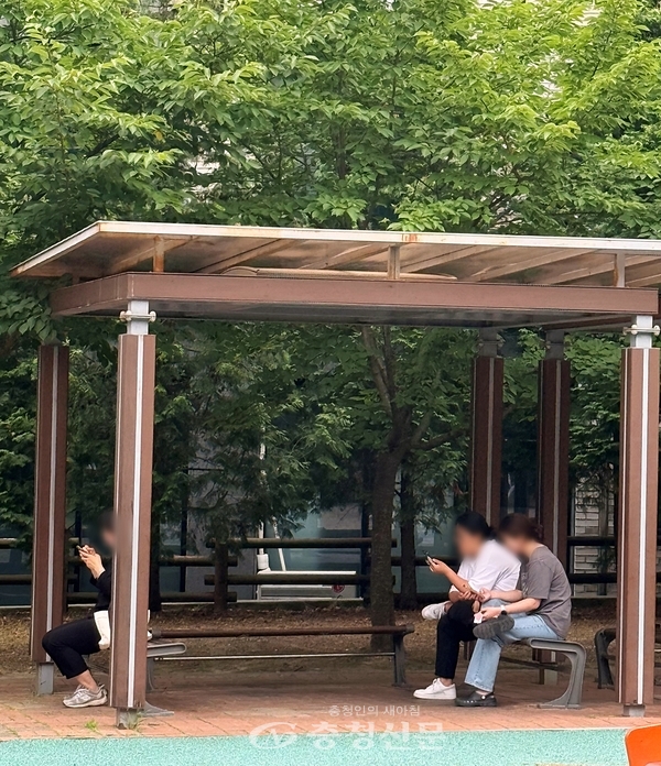 샌드위치를 사기위해 근처 공원에 앉아 기다리는 손님들 (사진=김해인 기자)