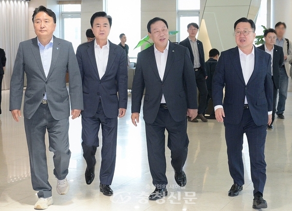 ▲충청권 4개 시·도 광역단체장들이 19일 오전 긴급 회동을 위해 세종시의 한 호텔로 들어서고 있다. 왼쪽부터 김영환 충북지사, 김태흠 충남지사, 최민호 세종시장, 이장우 대전시장. (사진=세종시 제공)