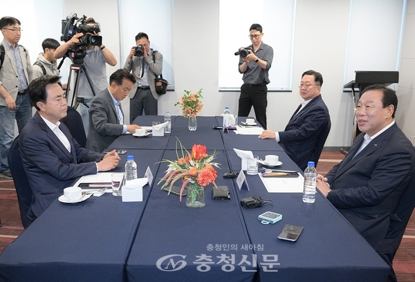 ▲충청권 4개 시·도 광역단체장들이 19일 세종시의 한 호텔에서 간담회를 갖고 있다. (사진=세종시 제공)