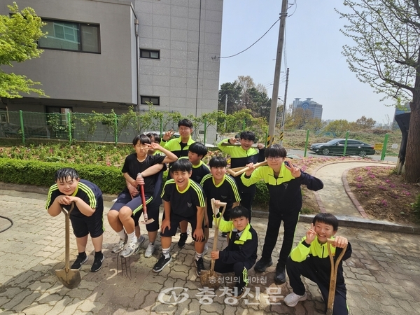 ▲  ‘그린 스쿨’ 프로그램에 참여한 학생들이 기념촬영을 하고 있다.