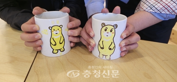 ▲  머그컵 만들기 체험활동에서 학생들이 만든 머그컵.