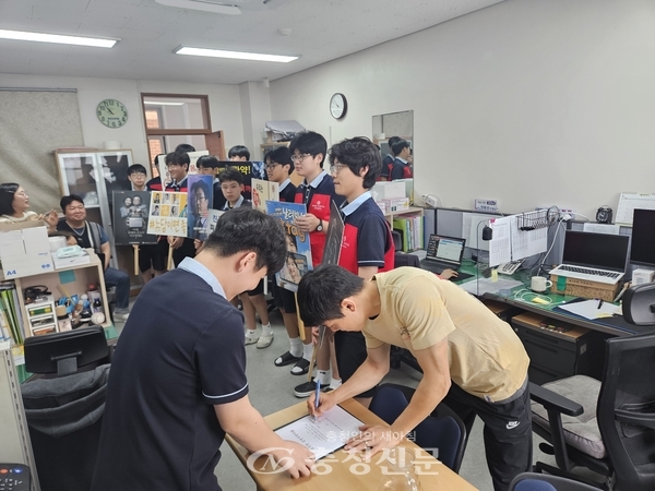 ▲  교직원들이 금연 서약을 하고 있는 모습.