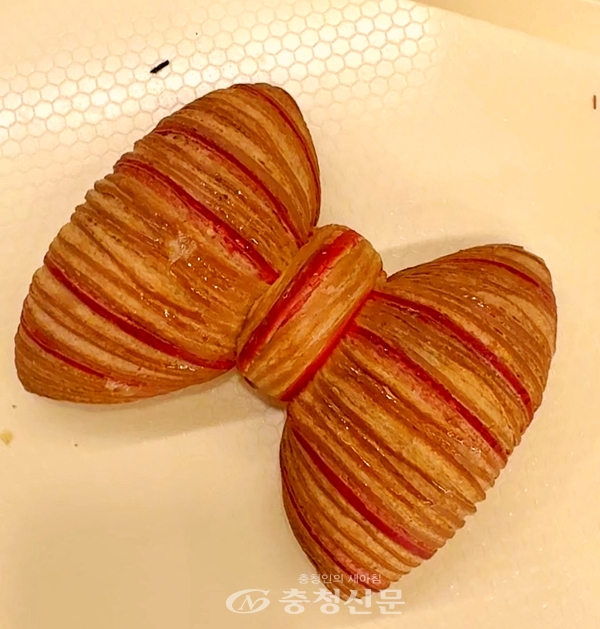 로로네베이커리 시그니쳐 메뉴인 '리본빵' 피스타치오크림 (사진=김해인 기자)