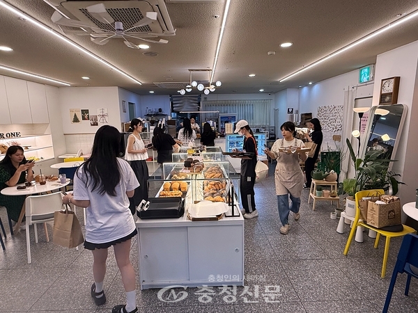 로로네베이커리에서 빵을 구매하는 손님들 (사진=김해인 기자)