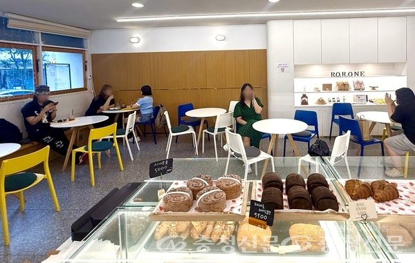 로로네 베이커리 매장 내부