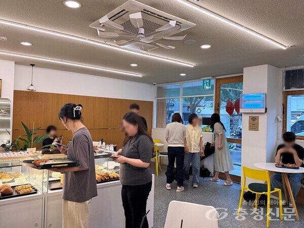 로로네 베이커리 매장 내부