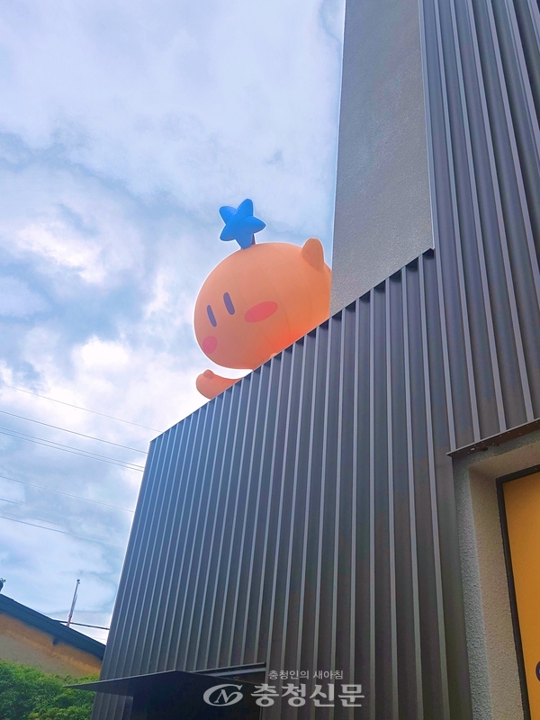 꿈돌이X짱구 팝업 전시장 입구의 꿈돌이 모형 (사진=김미영 기자)