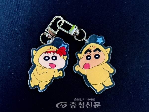 꿈돌이 탈을 쓴 유리와 짱구 키링 (사진=김미영 기자)