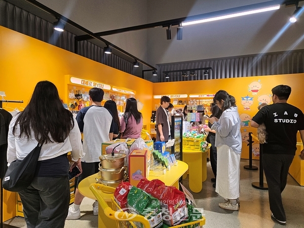 꿈돌이X짱구 팝업 전시장 내부 굿즈샵(사진=김미영 기자)