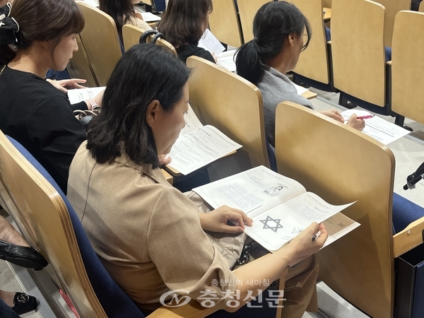 ▲ 학교급식 관계자가 ‘2025학년도 상반기 학교급식 담당자 역량강화 맞춤형 교육’자료를 살펴보고 있다.