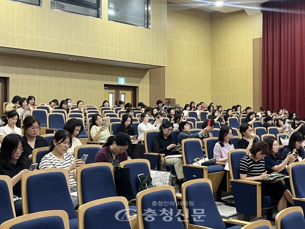 ▲ 학교급식 담당자 교육 참여자들이 만족도 조사에 참여하고 있다.