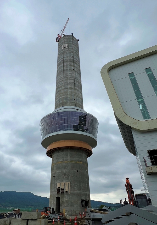 서산 지역의 새로운 랜드마크로 기대를 모으는 자원회수시설 전망대가 27일 94m 높이의 소각로 굴뚝 상부에 성공적으로 인양됐다.
