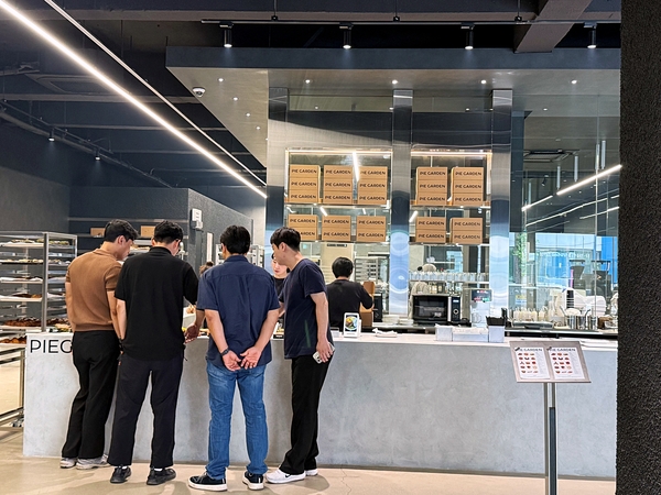 파이가든에서 빵을 고르는 손님들 (사진=김해인 기자)