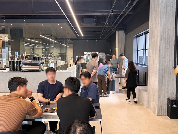 파이가든에서 담소를 나누는 손님들 (사진=김해인 기자)