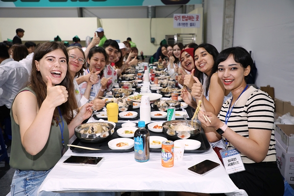 금산 삼계탕 축제장을 방문한 외국인 관광객들 (금산군 제공)