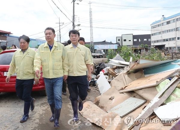 ▲더불어민주당 김병기 대표 직무대행 겸 원내대표(가운데)가 20일 충남 아산시 염치읍 수해 현장을 살펴보고 있다. 왼쪽은 오세현 아산시장, 오른쪽은 문진석 원내운영수석부대표. (연합뉴스)