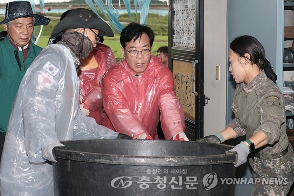 ▲국민의힘 송언석 비상대책위원장 겸 원내대표(오른쪽)가 지난 19일 수해를 당한 충남 예산군 삽교읍을 찾아 복구 작업을 돕고 있다. (사진=국민의힘 제공)