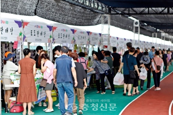향수 옥천 포도복숭아축제 판매장 모습 (사진=김해인 기자)