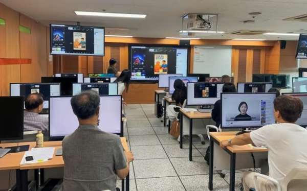 한기대 산학협력단이 운영하는 '디지털 RESTART 4050' 수업 모습.