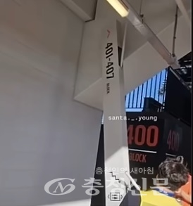 ▲지난 27일 경기 시작 40여분 전 대전한화생명볼파크 4층 통로에서 간판이 떨어지는 사고가 일어났다. (온라인 커뮤니티 갈무리)