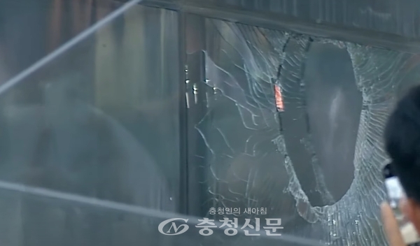 ▲대전한화생명볼파크 경기 중 파울볼에 깨진 유리창. (KBS 보도 화면 갈무리)