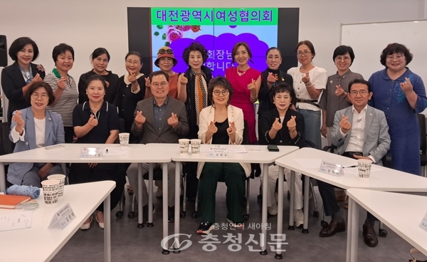 ▲대전광역시여성협의회 8월 월례회의가 지난 1일 중구 선화동 커먼즈필드에서 열려 남희수 회장(앞줄 오른쪽 세 번째)을 비롯한 참석자들이 기념촬영을 하고 있다. (사진=최일 기자)