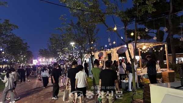 관람객들이 성인인증을 마치고 시원한 물과 부채를 받아가고 있다. (사진=하서영 기자)