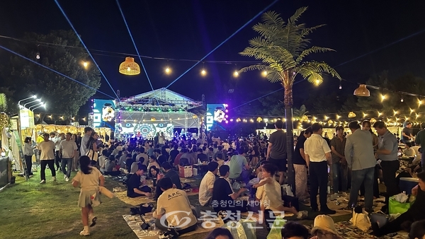관람객들이 메인공연장 앞 잔디에 돗자리를 깔고 저마다 축제를 즐기고 있다. (사진=하서영 기자)