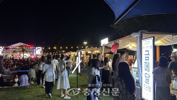 관람객들이 브루어리 앞에서 맥주를 기다리고 있다. (사진=하서영 기자)