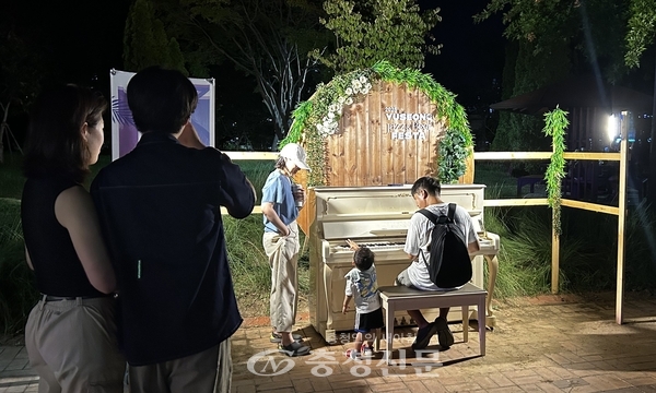 한 남성과 아이가 함께 버스킹 피아노를 치고 있다. (사진=하서영 기자)