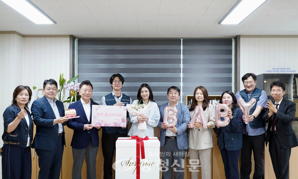 ▲대전테크노파크 노사가 출산을 앞둔 직원에게 ‘행복 출산꾸러미’를 전달하고 있다. (사진=대전테크노파크 제공)