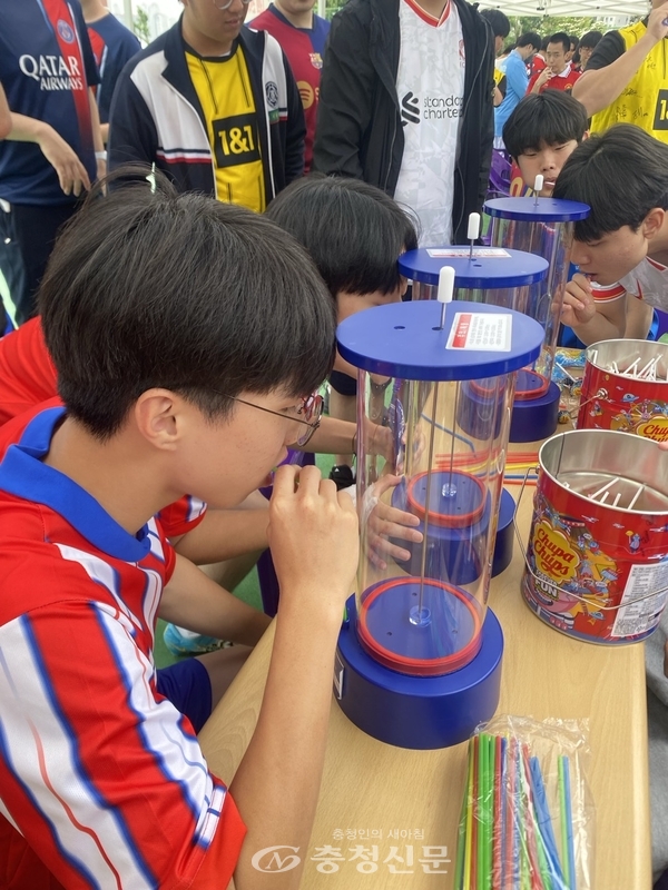 학생들이 ‘깨끗한 숨 강한 몸 프로젝트’ 금연 부스 체험에 참여하고 있다.