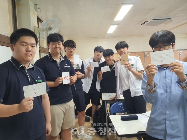 가족·친구에게 쓰는 금연 편지 쓰기 활동을 진행한 학생들의 모습.