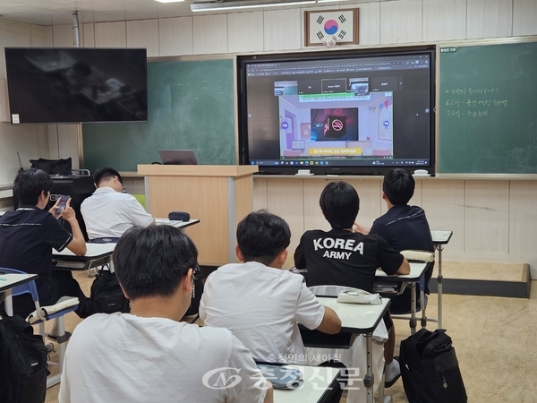 학생들이 ‘금연 골든벨’ 퀴즈대회에 참여하고 있다.
