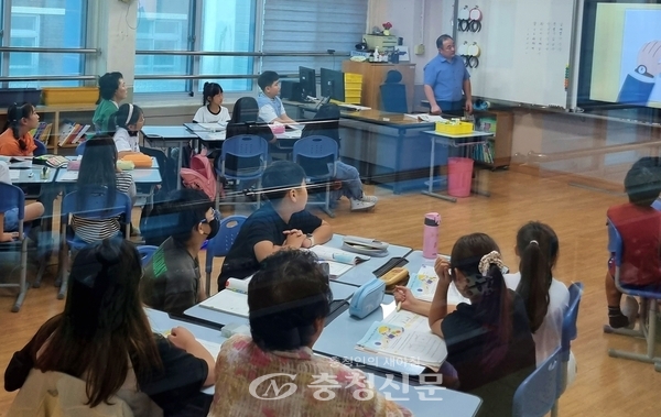 17일 대산초에서 진행한 할머니 학교가유 행사에 참여한 어르신들이 손자·손녀보다 어린 학생들과 나란히 수업에 열중하는 모습.