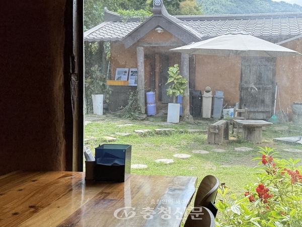 내부에서 바라본 초가랑의 모습. (사진= 김해인 기자)