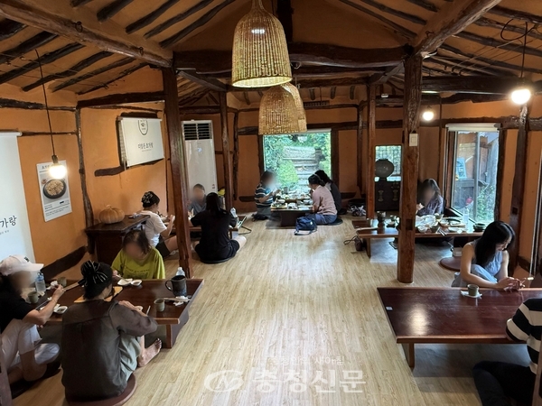 식사를 즐기는 사람들 (사진= 김해인 기자)