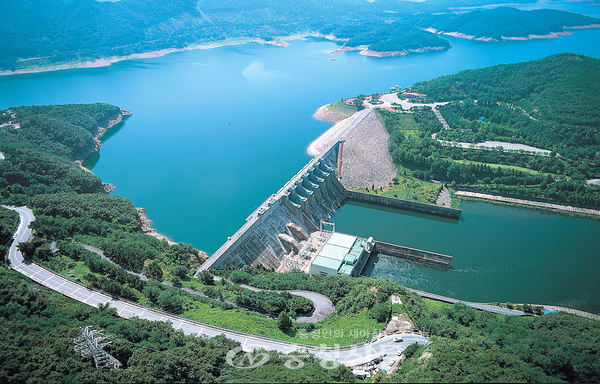 ▲14.9억톤에 달하는 풍부한 수량과 전국 최고의 깨끗한 수질로 안정적인 원수를 공급하는 대청호와 대청댐. (사진=대전시 상수도사업본부 제공)