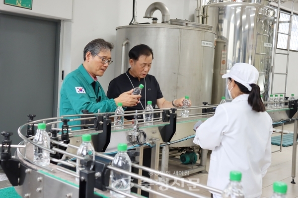 ▲대전시 상수도사업본부 이종익 본부장(왼쪽)이 대덕구 송촌정수장 내 병입수돗물 생산 라인을 점검하고 있다. (사진=대전시 상수도사업본부 제공)