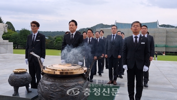 ▲장동혁 국민의힘 대표(가운데)가 24일 국립대전현충원 현충탑을 참배하고 있다. (사진=최일 기자)