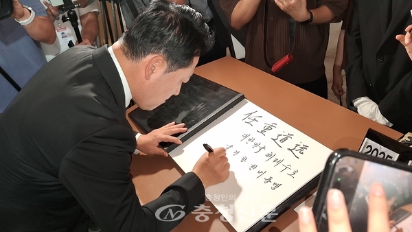 ▲장동혁 국민의힘 대표(가운데)가 24일 국립대전현충원 현충탑을 참배한 후 방명록을 적고 있다. (사진=최일 기자)