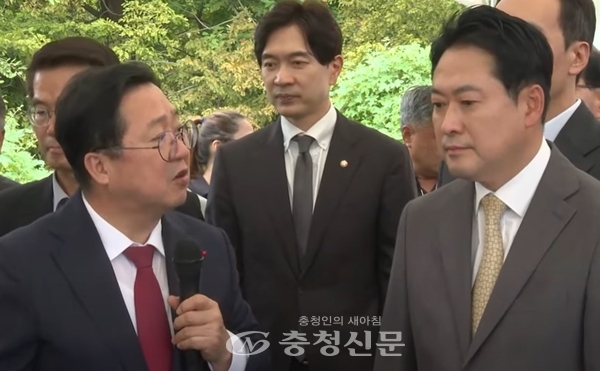 ▲24일 대전을 방문한 국민의힘 장동혁 대표(오른쪽)가 이장우 시장으로부터 지역 현안에 관한 설명을 듣고 있다. (사진=최일 기자)