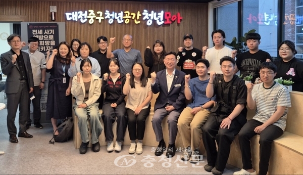 ▲대전 중구가 진행한 ‘청년 맞춤형 찾아가는 인구교육’ 참석자들이 기념촬영을 하고 있다. 앞줄 오른쪽 네 번째가 김제선 구청장. (사진=중구 제공)