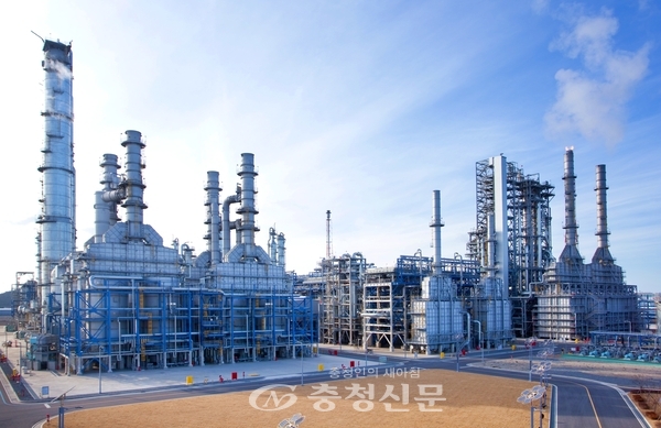 올해 8월 초부터 두 달가량 정기보수를 끝내고 재가동을 시작한 CFU설비와 방향족2공장 전경. 
