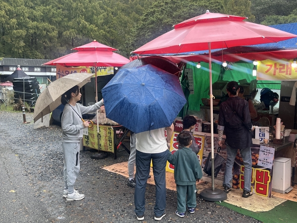 추석 당일인 6일 장태산 휴양림에서 가족 단위 방문객이 길거리 음식을 사려 줄 서고 있다.(사진=남수현 기자)