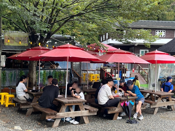 추석 당일인 6일 장태산 휴양림을 찾은 시민들이 군것질거리를 먹으며 담소를 나누고 있다.(사진=남수현 기자)