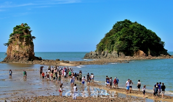 붕괴 사고 전 할미 할아비(사진 왼쪽) 바위 모습.