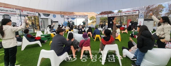 제14회 아시아 조류 박람회는 '한국의 둥지 천수만, 세계의 둥지 서산에 틀다'라는 주제로 모두 38개의 프로그램을 선보였다.