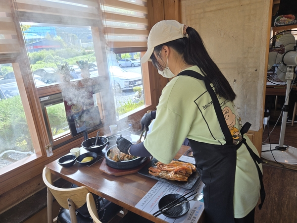 직원이 직접 비벼주는 추부깻잎돌짜장 (사진=김해인 기자)